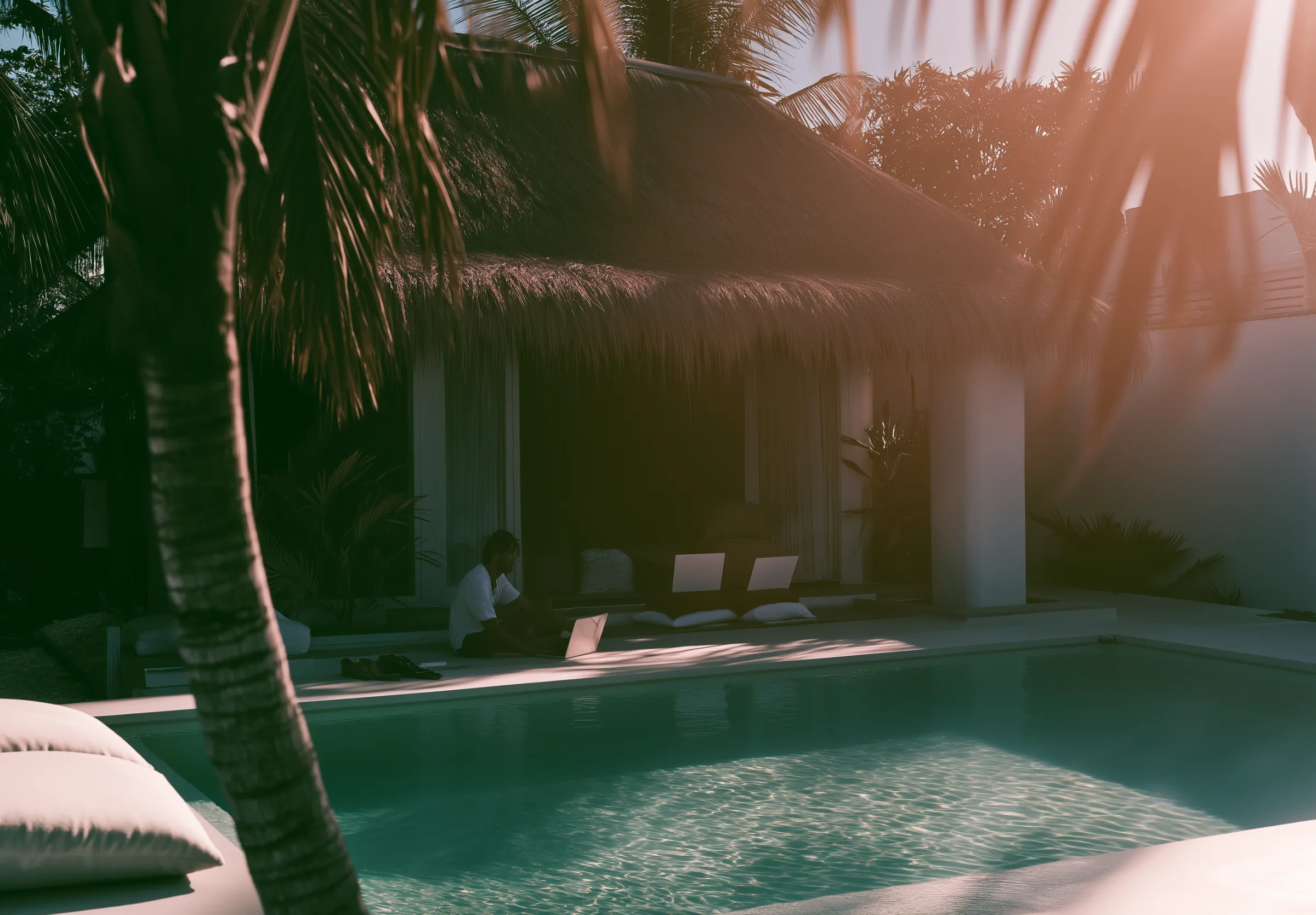 Villa con piscina y personas trabajando al sol